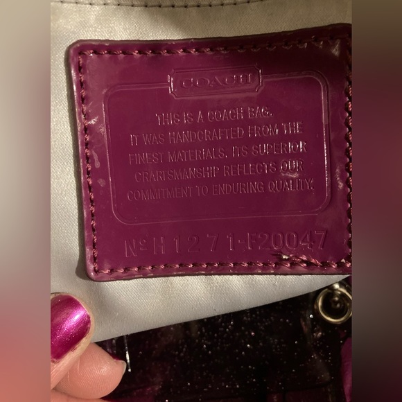 Coach Daisy Liquid Gloss Pocket tote in Berry. Used: 50$ obo CUTE!! - Picture 4 of 7